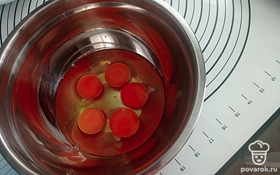 Подготавливаем яйца для теста.