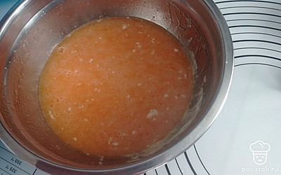 Растапливаем сливочное масло.