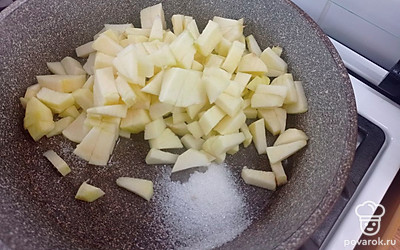 Яблоки обжариваем с небольшим количеством сахара, тушим до мягкости.