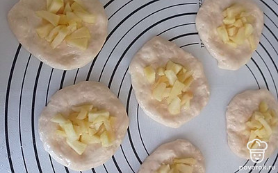 Из теста формируем пирожки, кладем начинку и защипываем. После формовки даем тесту еще подняться. Только после этого обмазываем сверху желтком и выпекаем в духовом шкафу при температуре 170-180 градусов 15-18 минут.