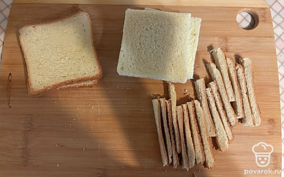 С хлеба срежьте края. 