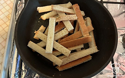 Обрезки хлеба обжарьте на сухой скороде до хрустящего состояния. 