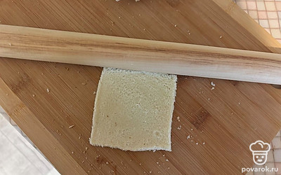 Сердцевину хлеба раскатайте скалкой. 
