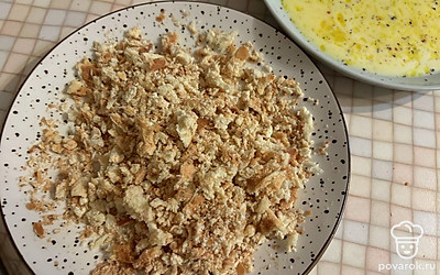 Обрезки измельчите в крошку. 