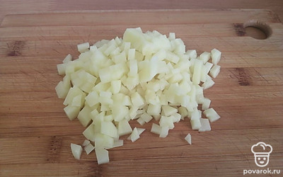 Картофель очистить и порезать на мелкие кубики. 