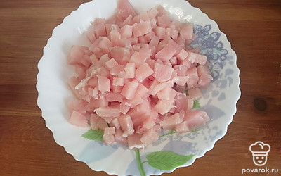 Куриную грудку также нарезать на мелкие кубики. 