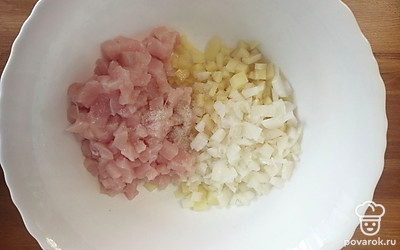 Лук мелко нарезать. Соединить картошку, грудку, лук. Посолить и хорошо все перемешать. 