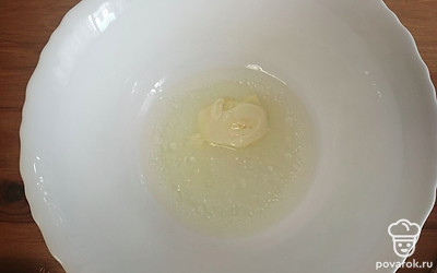 Приготовить тесто. Воду, растительное масло и сливочное масло соединить и размешать венчиком. 