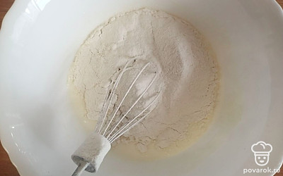 Добавить просеянную муку и соль. 