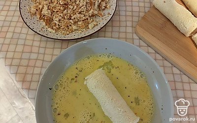 Полуфабрикаты окуните сначала в яичную смесь, а затем обваляйте их в крошке из хлеба. 