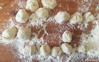 Разделить тесто на 8 больших и 8 маленьких шариков. 