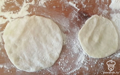 Раскатать большой и маленький шарик теста. 