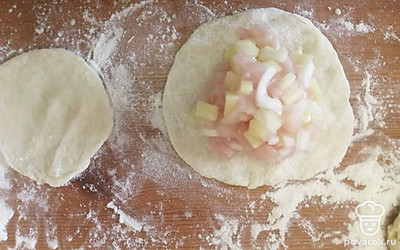 На большой выложить начинку. 