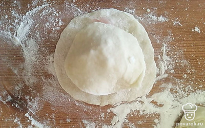 Маленький кружок выложить на начинку и защипнуть края. 