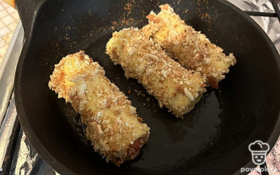 Обжарьте заготовки на растительном масле со всех сторон до появления золотистой корочки. 