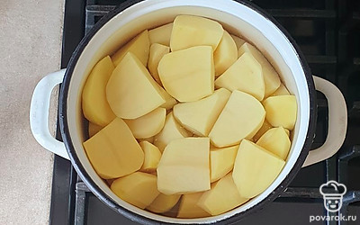 Начистите картофель, промойте и нарежьте. Сложите в кастрюлю, залейте водой и поставьте вариться до готовности, посолите.