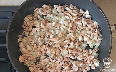 Шампиньоны и лук мелко нарежьте. Обжарьте на сковороде до готовности. Посолите и поперчите.