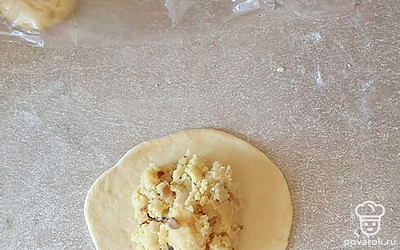 Тесто слегка обомните и нарежьте на небольшие шарики. Каждый шарик по очереди раскатайте в небольшой пласт. В центр выложите начинку, хорошо защипните края, формируя пирожки. Выкладывайте все пирожки на заранее подготовленный противень. Затем поставьте в разогретую духовку и выпекайте при 190 градусах около 25 минут.