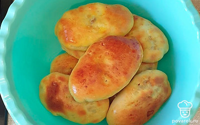 Пирожки можно подавать как теплыми, так и остывшими. Они вкусные в любом виде.