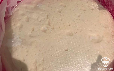 Замешиваем тесто. Берем муку 400-450 грамм, насыпаем дрожжи, добавляем соль 1 чайную ложку, полчайной ложки сахара и 2 стакана воды. Вымешиваем тесто и даем ему отдохнуть.