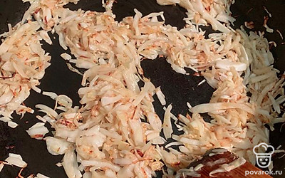 Пока тесто отдыхает, ставим вариться пюре и занимаемся капустой. Нужно как можно мельче ее нарезать. Обжариваем на масле до румяности.