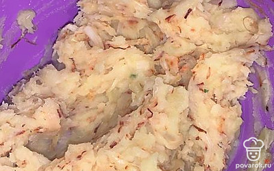 Картошка сварилась, делаем пюре и добавляем готовую жареную капусту.