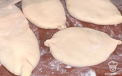 Лепим пирожки и кладем швом вниз, даем подняться. Жарим на масле, по 5 минут с каждой стороны.