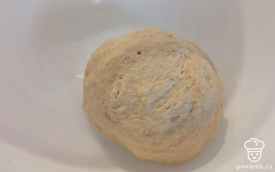 Кефир, яйцо, масло, соду и муку перемешать и замесить. Оставить отдыхать.