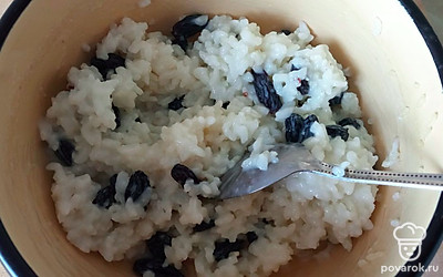 Сварить сладкую рисовую молочную кашу, добавить изюм и все перемешать.