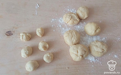 Тесто разделить на 6 больших шариков и 6 поменьше. Раскатать их тонко.