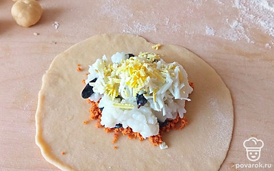 Выложить начинку. Сначала корт (красный творог) затем рисовую кашу с изюмом, далее отварное яйцо, натертое на терке.