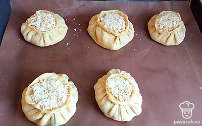 Собрать борта, сформировать корзинки как на фото, а сверху украсить по желанию присыпкой из сахара муки.