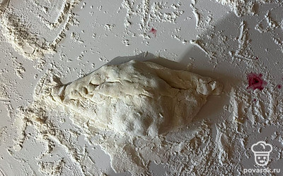 Закройте начинку тестом и защипните края, как показано на фото. Пирожок обжаривайте в разогретом растительном масле до появления золотистой корочки, с двух сторон.