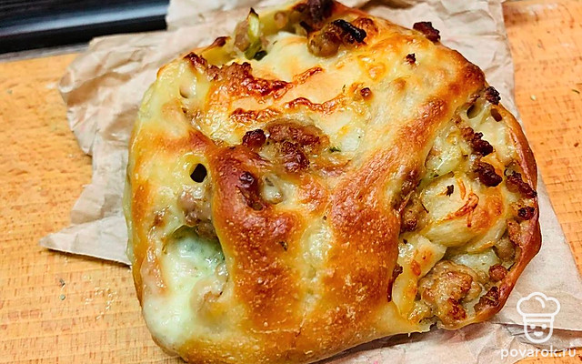 Пирожок с курицей и солеными огурцами «Открытый» — Рецепт с фото