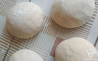 Тесто разделить на шарики.