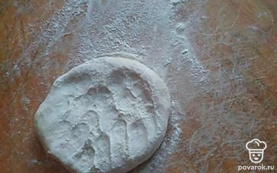 Раскатать тесто.