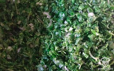 Нарезать мелко любую зелень. 