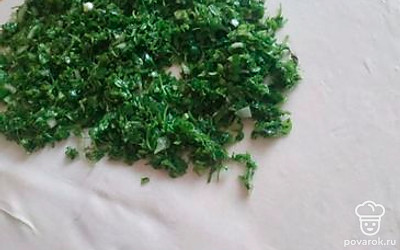Выложить зелень на тесто.