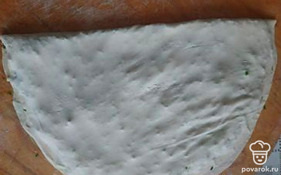 Второй половиной теста накрыть зелень и слегка прокатать скалкой.