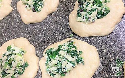 Тесто разделите на небольшие порции. Выложите начинку на каждую часть, сформируйте пирожки.