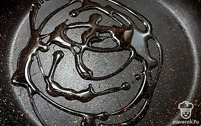 Влейте на сковороду масло.