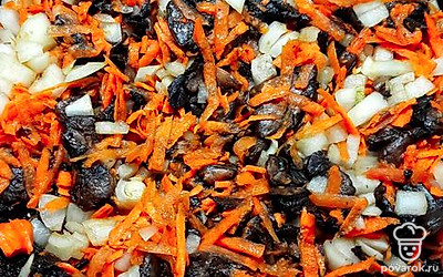 Обжарьте все ингредиенты до золотистого оттенка лука.