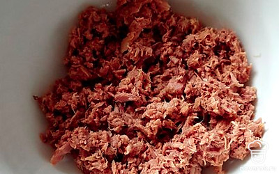 Разомните тунец вилкой и смешайте вместе с обжаркой. 