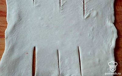 Подготовьте тесто, нарежьте его на квадраты и сделайте надрезы со всех сторон, как указано на фото.