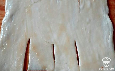 Обмажьте тесто яйцом.