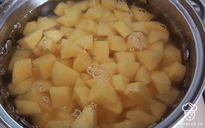 Картошку чистим, заливаем водой, солим, варим до готовности. 