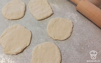 Каждый кусочек раскатываем. 