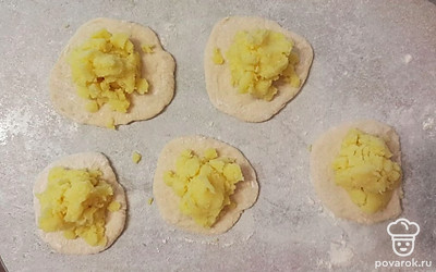 В середину теста выкладываем картофельное пюре. 