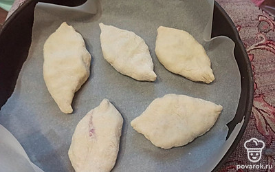 Защипываем каждый пирожок. И ставим противень в разогретую до 180 градусов духовку на 30 минут. 