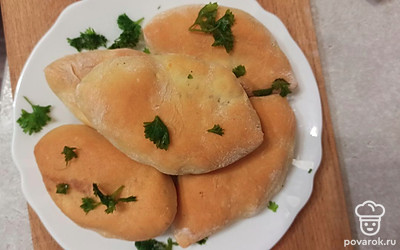 Посыпаем пирожки зеленью. 